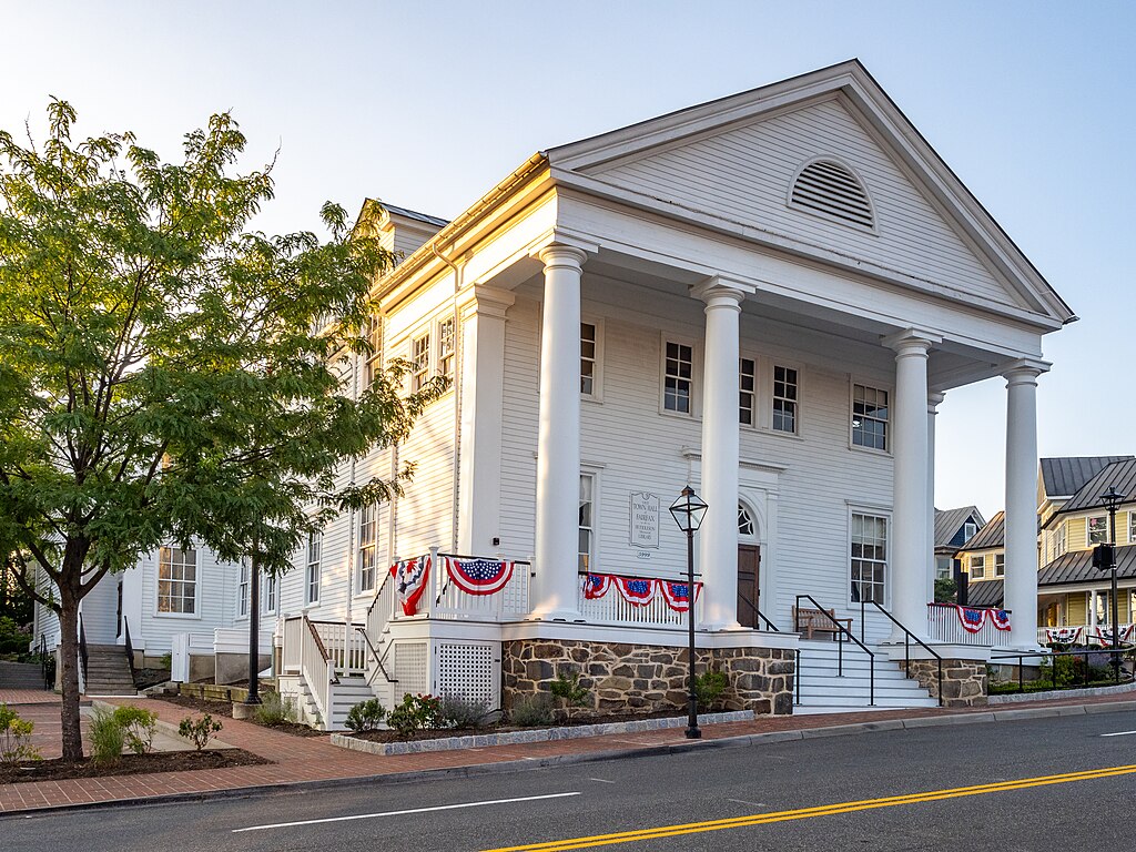 A white building with columns in Virginia.