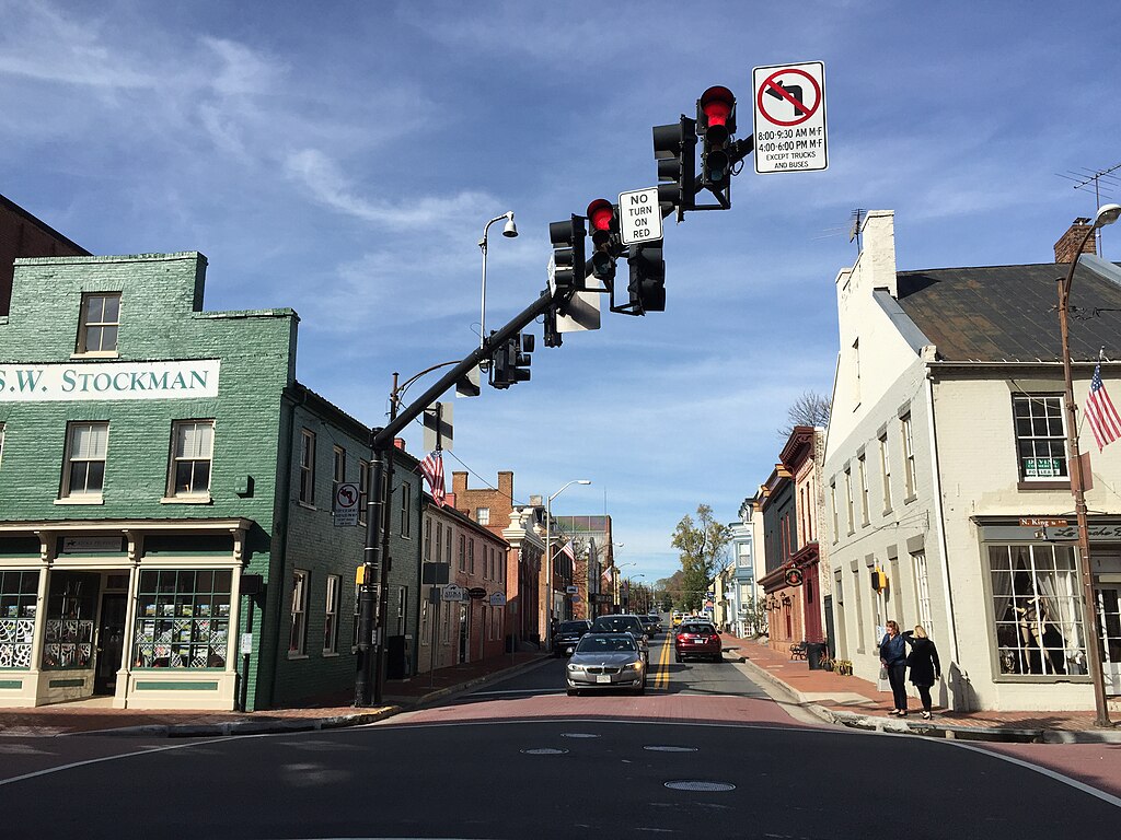 An intersection with stop lights in Leesburg, Virginia.