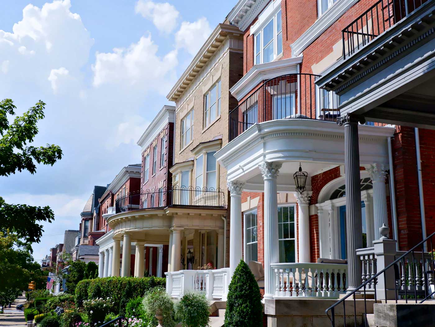 Houses with bushes in Virginia.