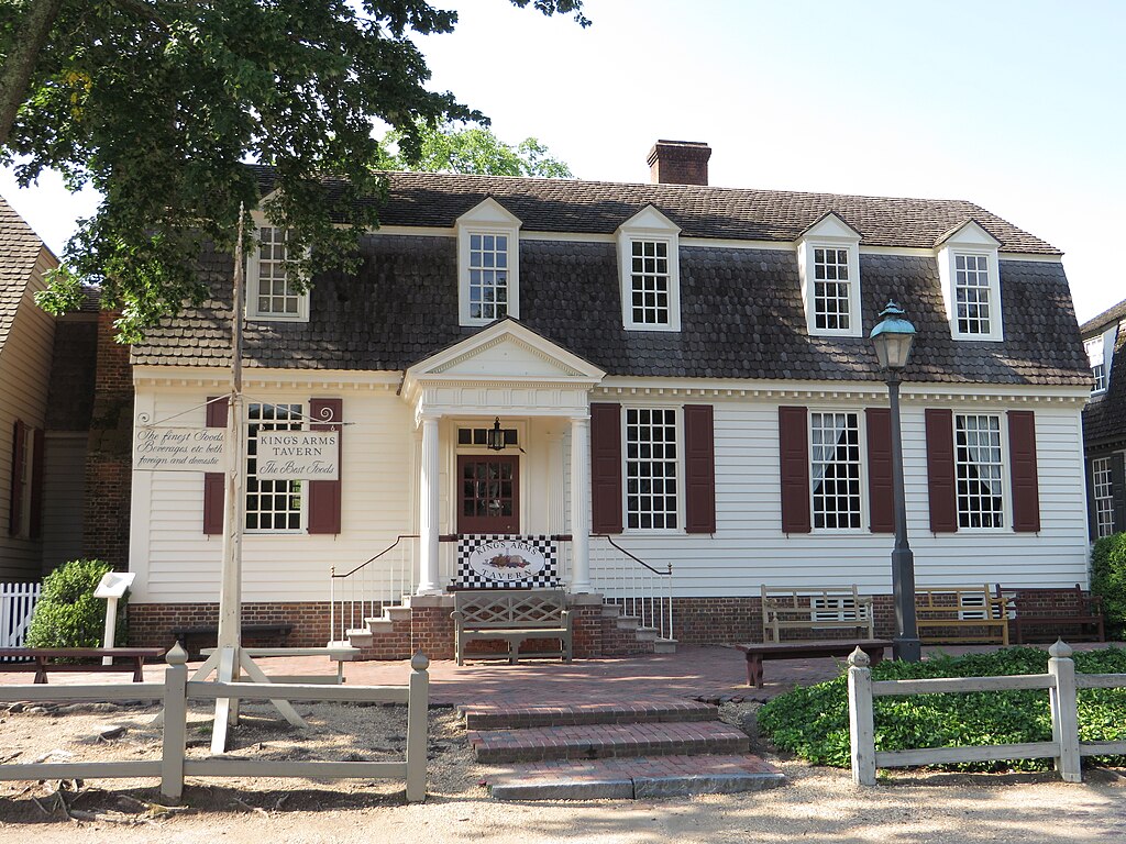 The outside of an old building King's Arms Tavern in Virginia.