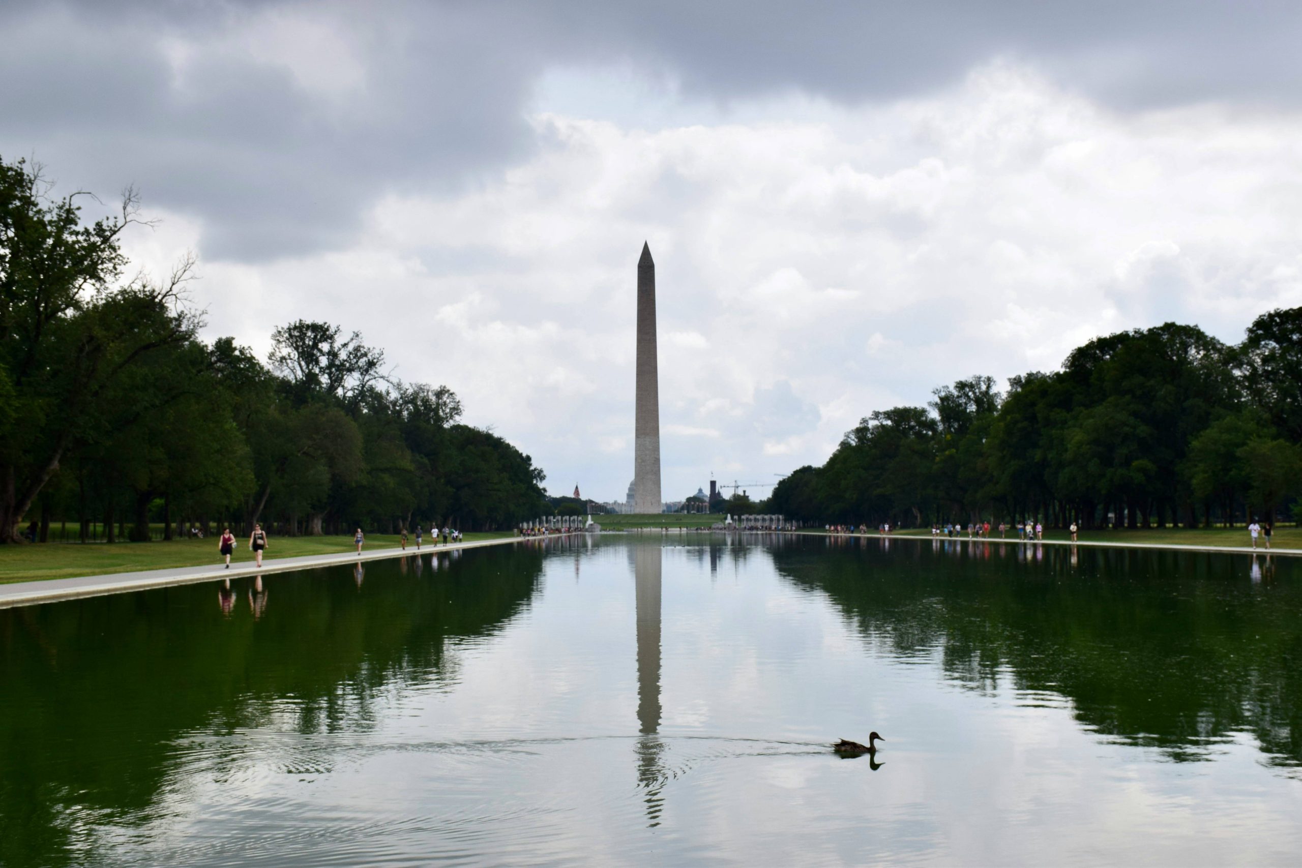 The Washington Monument on a gloomy day.