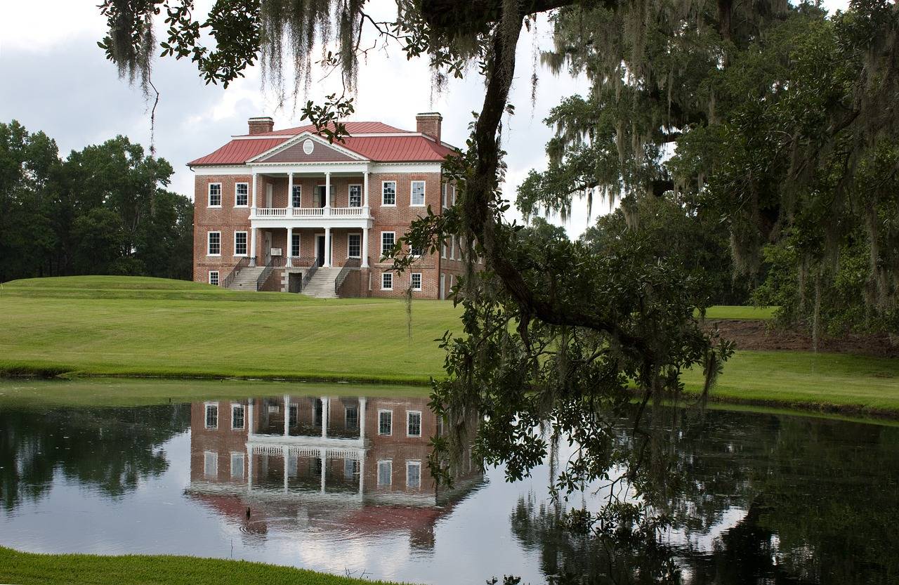 Drayton Hall with willow trees and small lake.