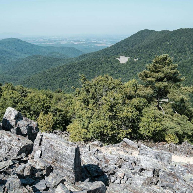 rocky cliff in shenandoah national park