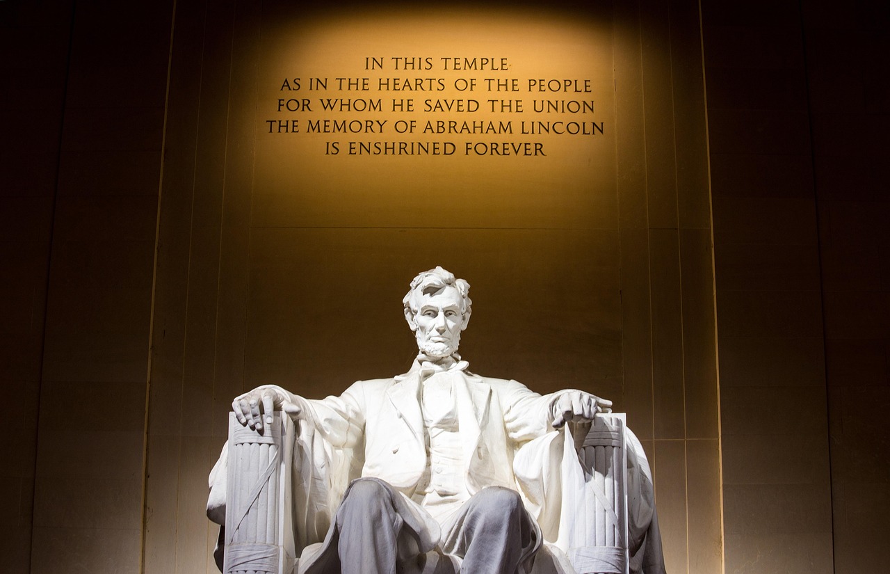 A statue of seated Abraham Lincoln.