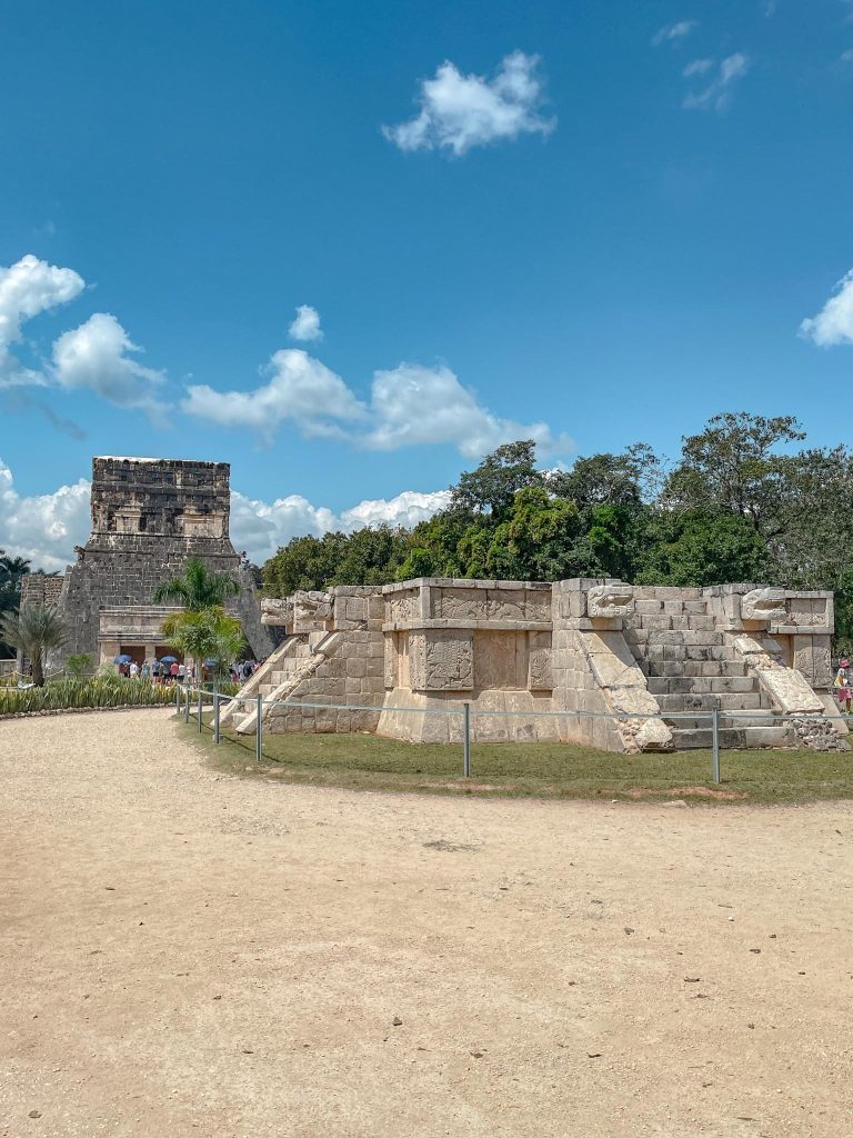 mayan ruins at chichen itza