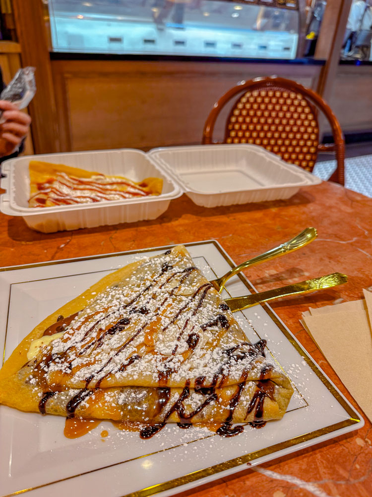 Crepe on a square plate.