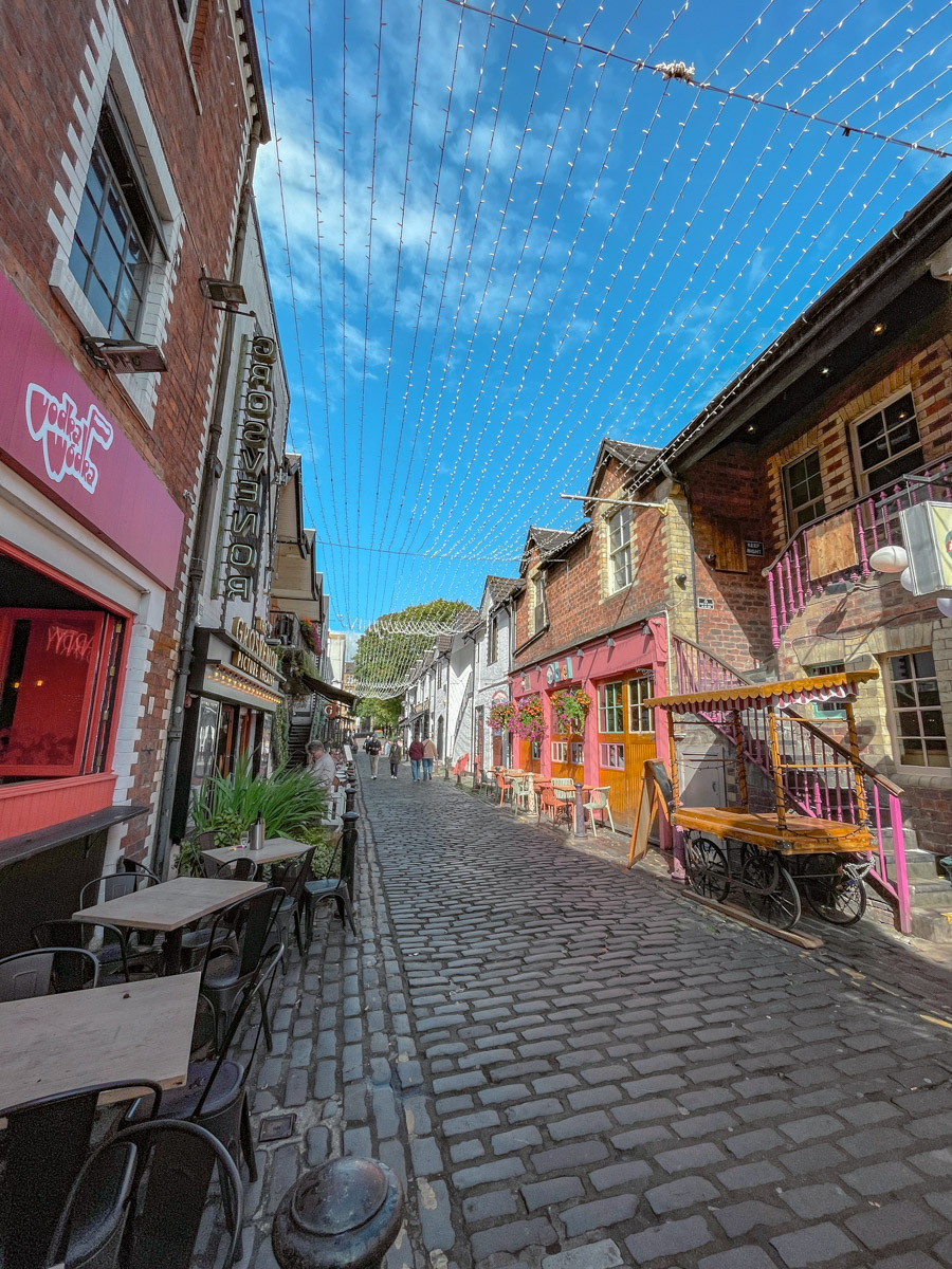 Ashton Lane cobblestone streets and shops.