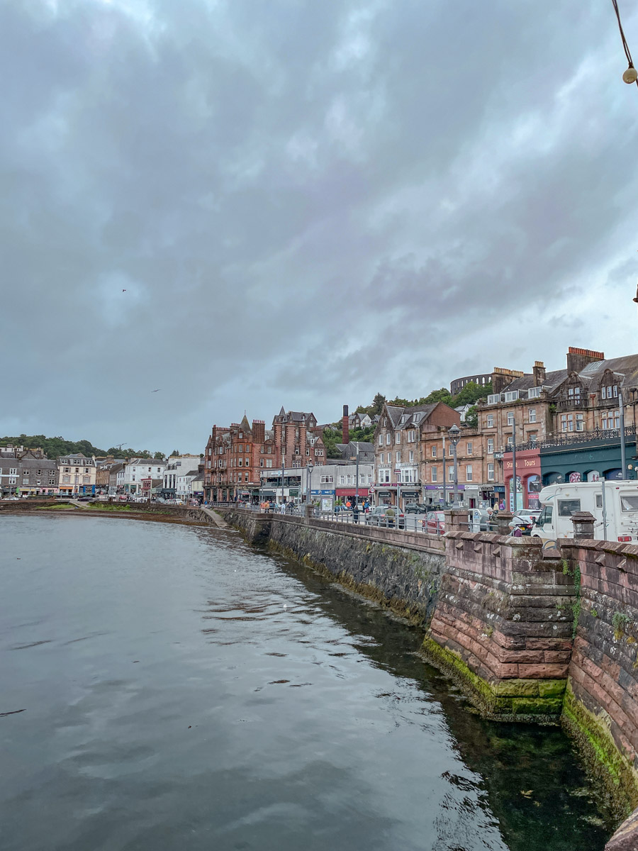 Buildings and a body of water in Oban, Scotland.